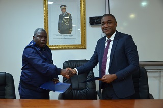 Saudação entre a sua Excia Brigadeiro Dinis Kibamguilako Diretor Adjunto para a Organização do ISTM e o representante do INAMET